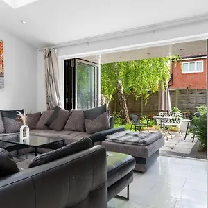 Shard View 3 Bed Entire Holiday home
